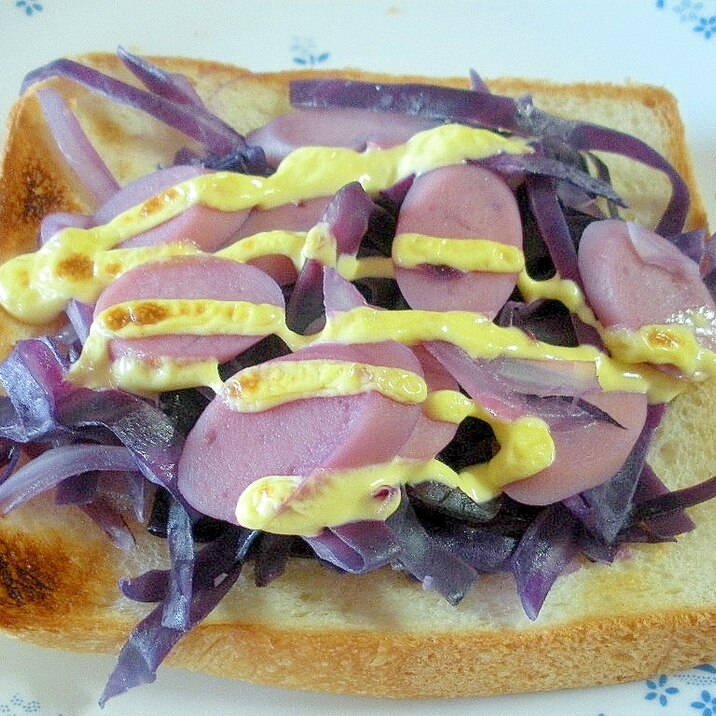 お夜食に！紫キャベツと魚肉ソーセージの炒めトースト